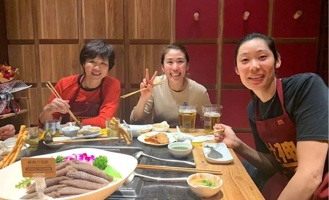 郎平、白浪、朱婷庆功聚餐在巴奴